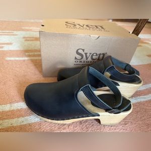 Sven sling back mid heel clog. Black leather and natural wood.